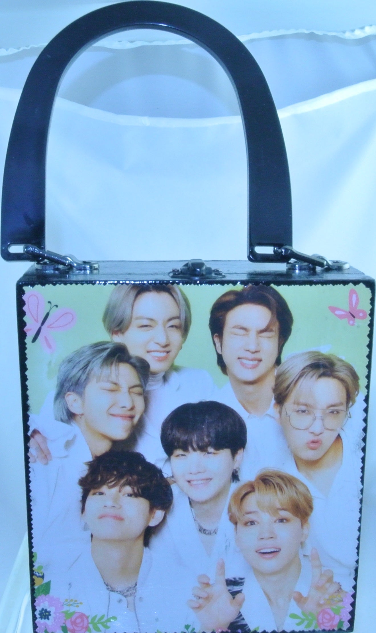 BTS_PURSE_MED_GROUP_GREEN_BUTT