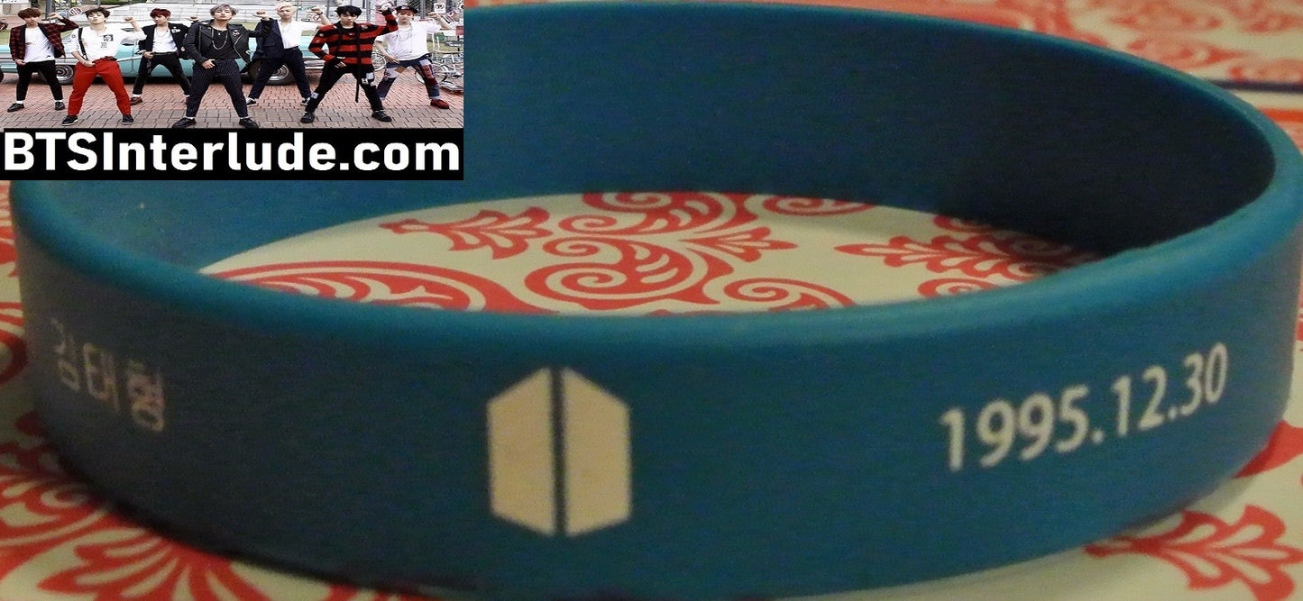 BTS BRACELET V KIM TAEHYUNG 김태형 BLUE SILICONE NAME IN WHITE BIRTHDAY BTS DOORS