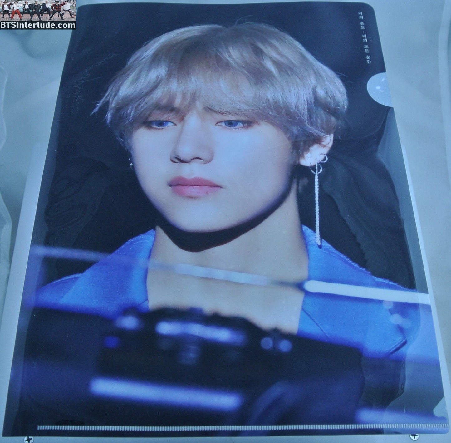 BTS FILE FOLDER V KIM TAEHYUNG 김태형 BLOND HAIR BLUE JACKET NUNA V FANSITE VREATHTAKING