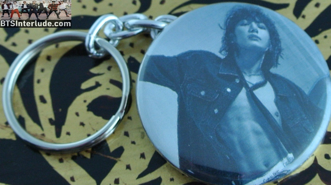 BTS KEYCHAIN BUTTON JEON JUNGKOOK 전정국 BLACK WHITE CALVIN KLEIN BLACK DENIM JACKET DRIVEWAY KEYRING KEY CHAIN RING