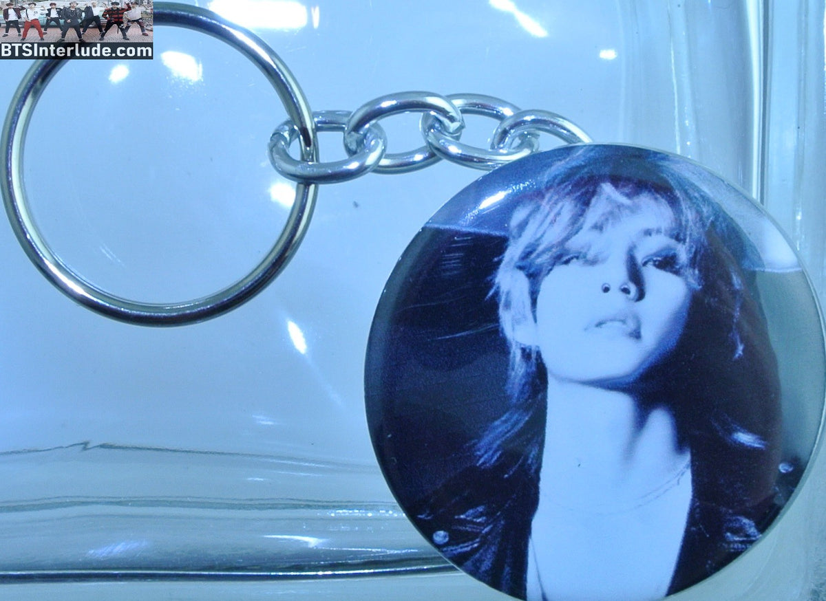 BTS KEYCHAIN BUTTON V KIM TAEHYUNG 김태형 BLUE MUSIC VIDEO BLACK WHITE KEYRING KEY CHAIN RING