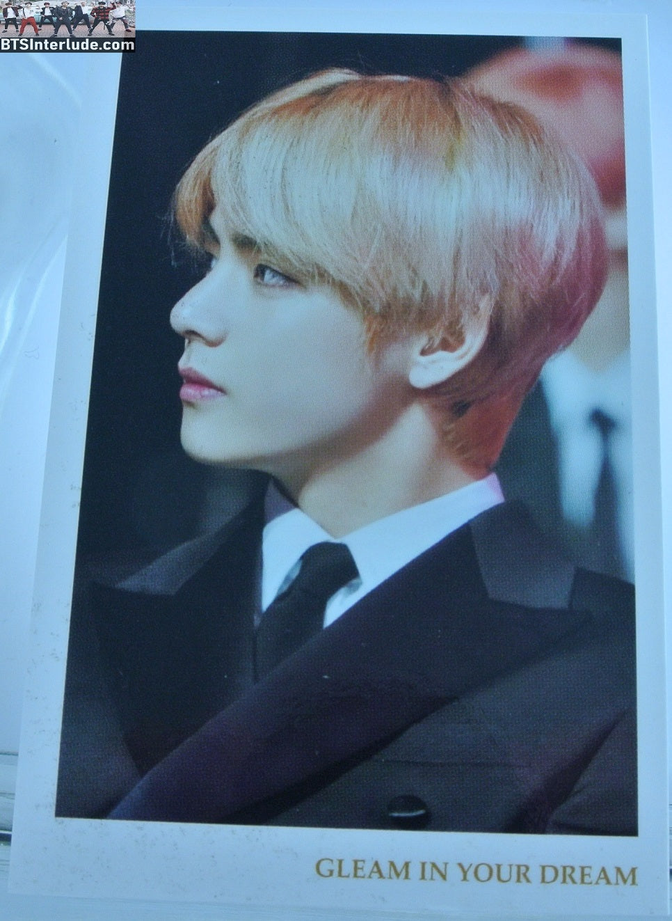 BTS PHOTOCARD FANSITE V KIM TAEHYUNG 김태형 BLOND HAIR BLACK SUIT PROFILE MOUTH CLOSED NUNA V FANSITE GLEAM IN YOUR DREAM PHOTO CARD