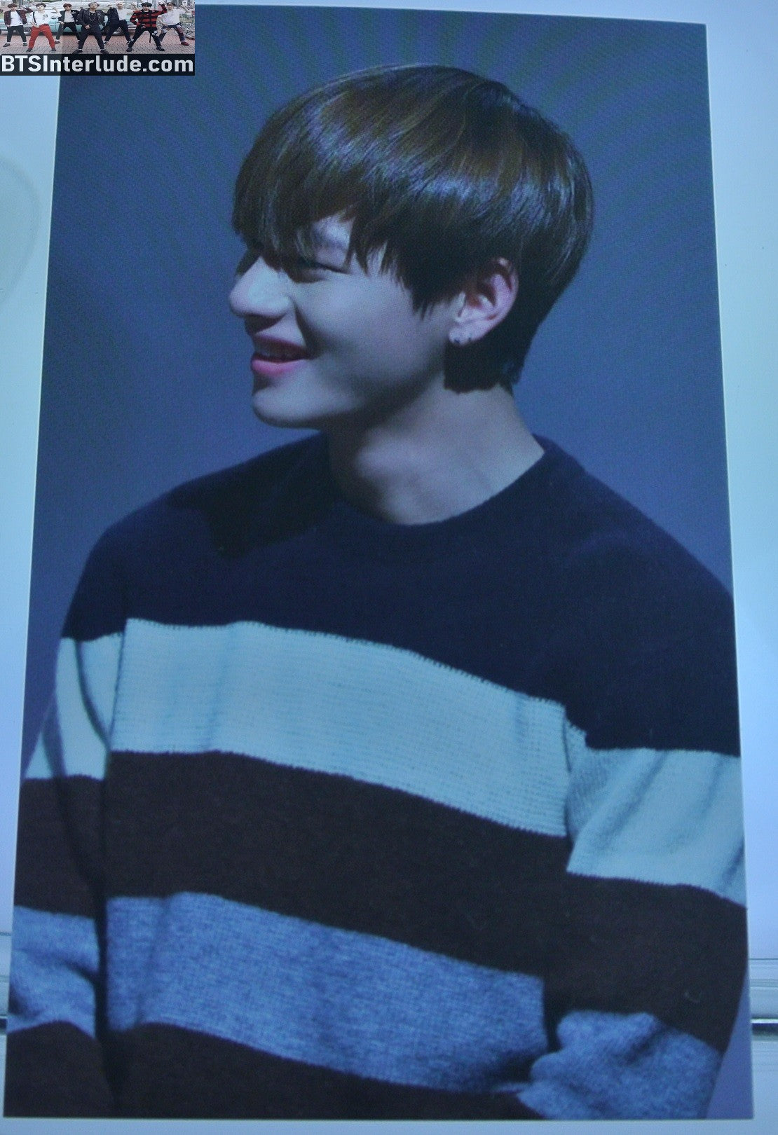 BTS PHOTOCARD FANSITE V KIM TAEHYUNG 김태형 FANSIGN PROFILE BLACK STRIPED SWEATER VUNA BOY FANSITE PHOTO CARD