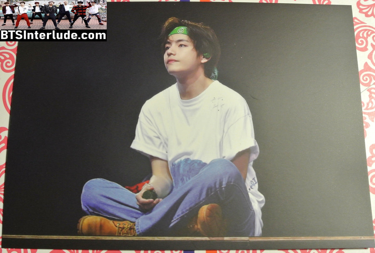 BTS PHOTO FANSITE V KIM TAEHYUNG 김태형 GREEN HEADBAND WHITE T SHIRT CONCERT WINTER STRAWVERRY FANSITE
