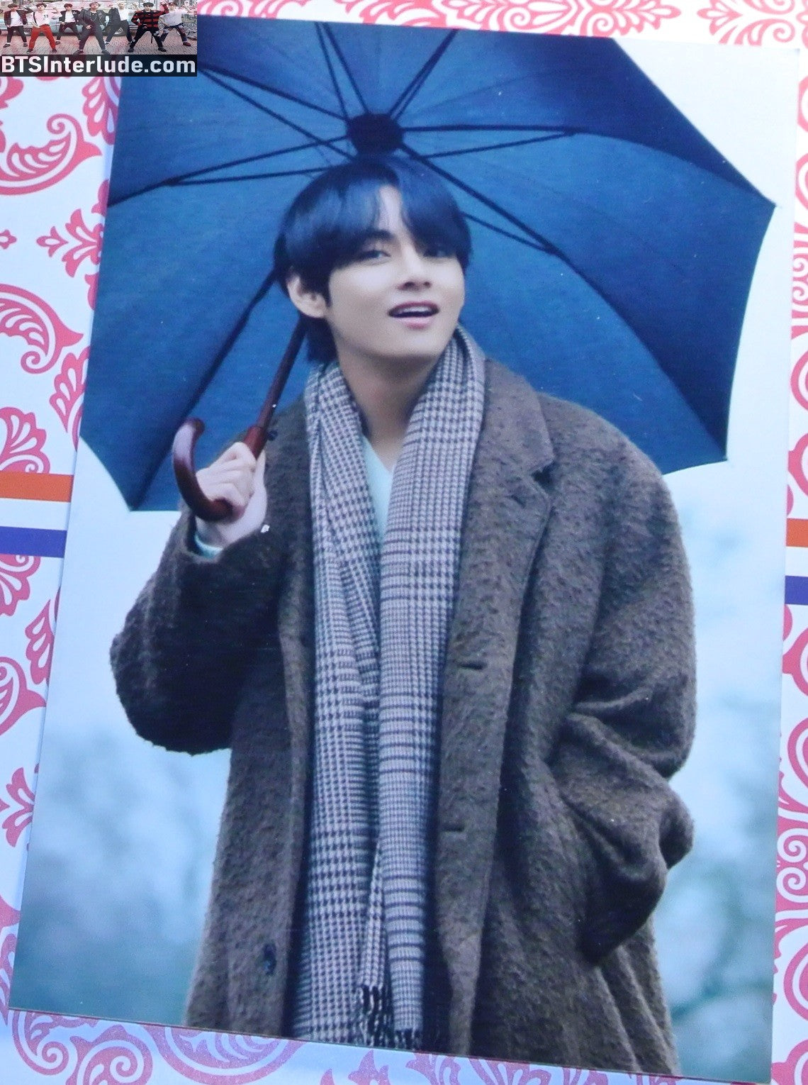 BTS PHOTO FANSITE V KIM TAEHYUNG 김태형 2020 WINTER PACKAGE UMBRELLA SCARF BROWN COAT PHOTO FANSITE