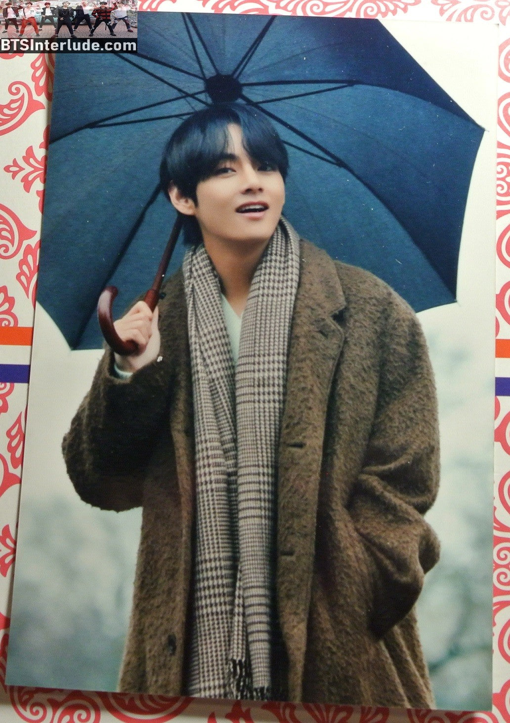BTS PHOTO FANSITE V KIM TAEHYUNG 김태형 2020 WINTER PACKAGE UMBRELLA SCARF BROWN COAT PHOTO FANSITE