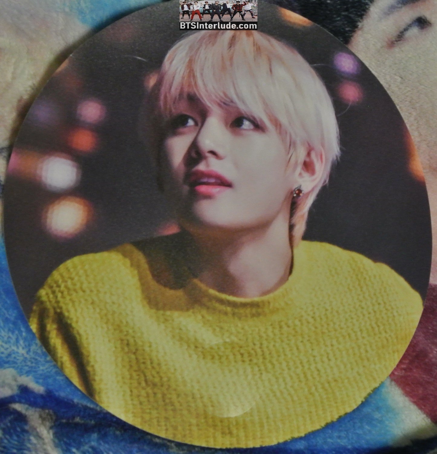 BTS PICKET V KIM TAEHYUNG FANSIGN BLOND HAIR YELLOW SWEATER FANSITE FAN SLOGAN SIGN