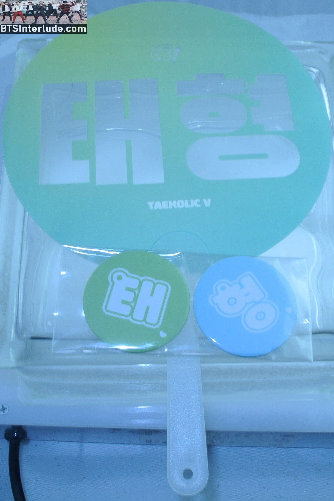 BTS PICKET V KIM TAEHYUNG 김태형 2 BUTTONS NAME HANGUL GREEN TAEHOLIC V FANSITE FAN SLOGAN SIGN