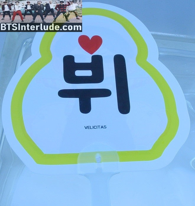 BTS PICKET V KIM TAEHYUNG 김태형 CHIBI 3RD MUSTER DAY 1 YELLOW BOWLER STRIPES OVERALLS FAN SLOGAN SIGN VELICITAS FANSITE