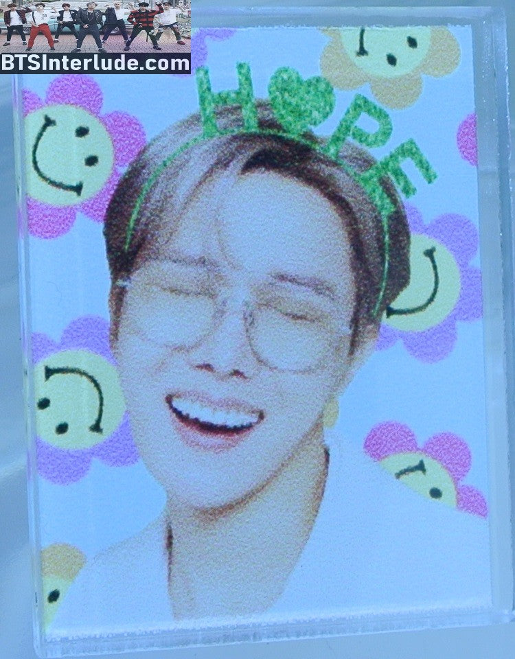 BTS PIN ACRYLIC J-HOPE JUNG HOSEOK HOBI 정호석 LAUGHING HAPPY FACES FLOWERS BADGE BUTTON