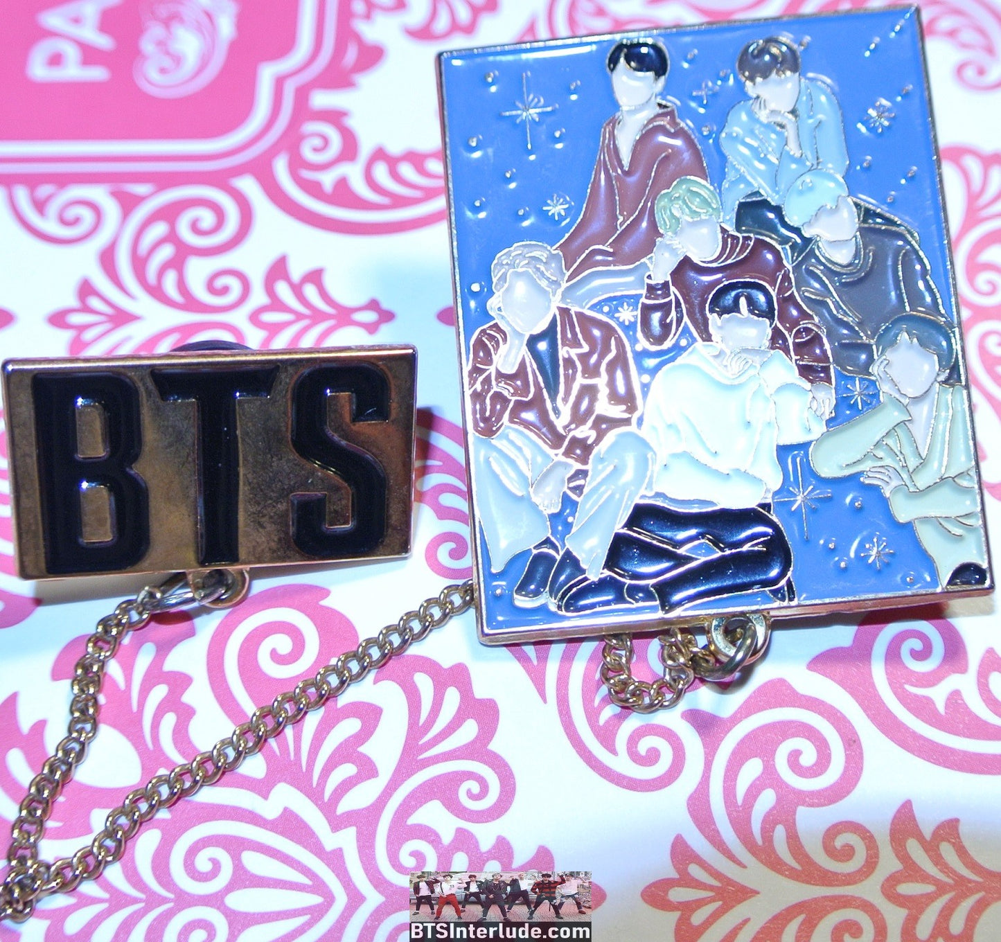 BTS PIN ENAMEL GOLD GROUP BLUE BACKGROUND GOLD CHAIN JUNGKOOK V JIMIN RM J-HOPE SUGA JIN BADGE BUTTON