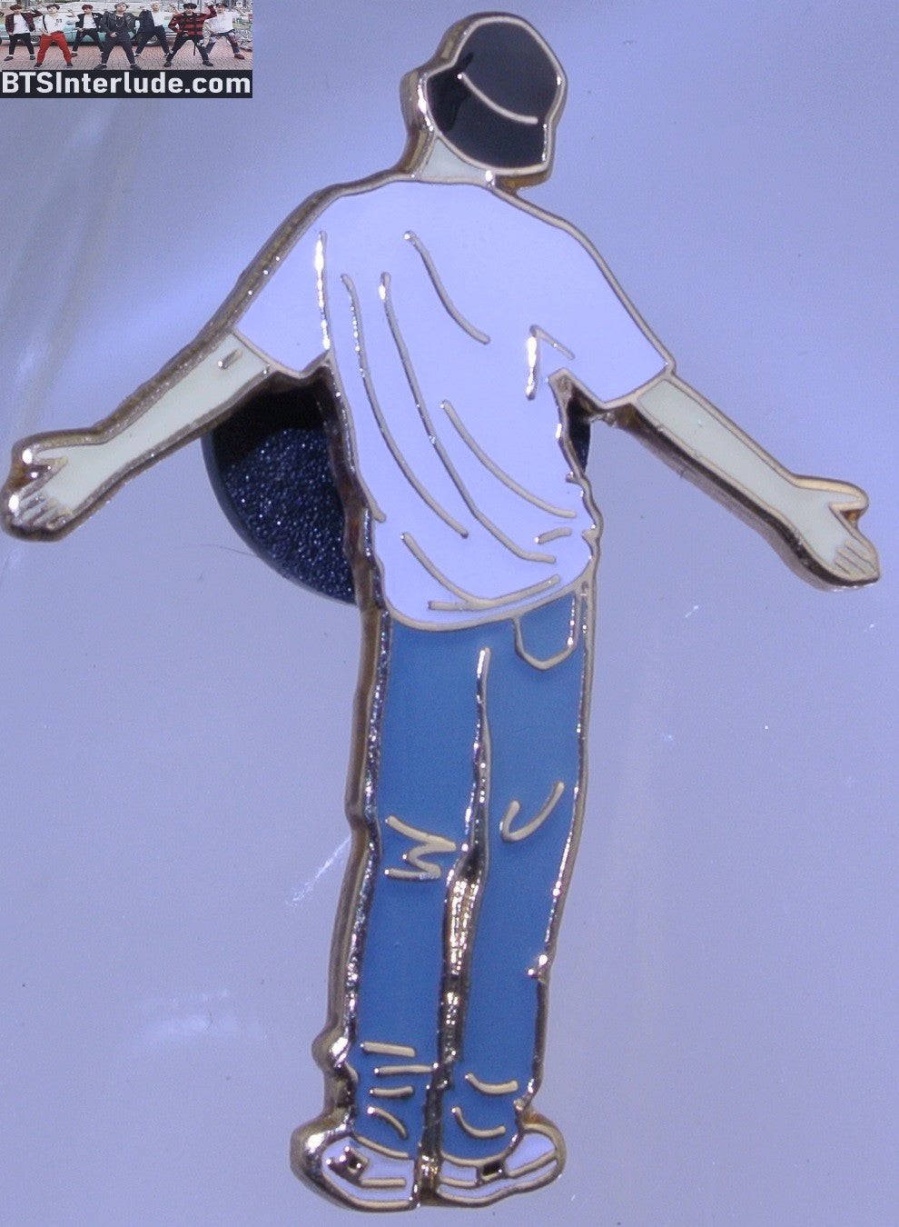 BTS PIN ENAMEL GOLD PARK JIMIIN 박지민 WHITE T SHIRT JEANS BACK VIEW SMALL BADGE BUTTON