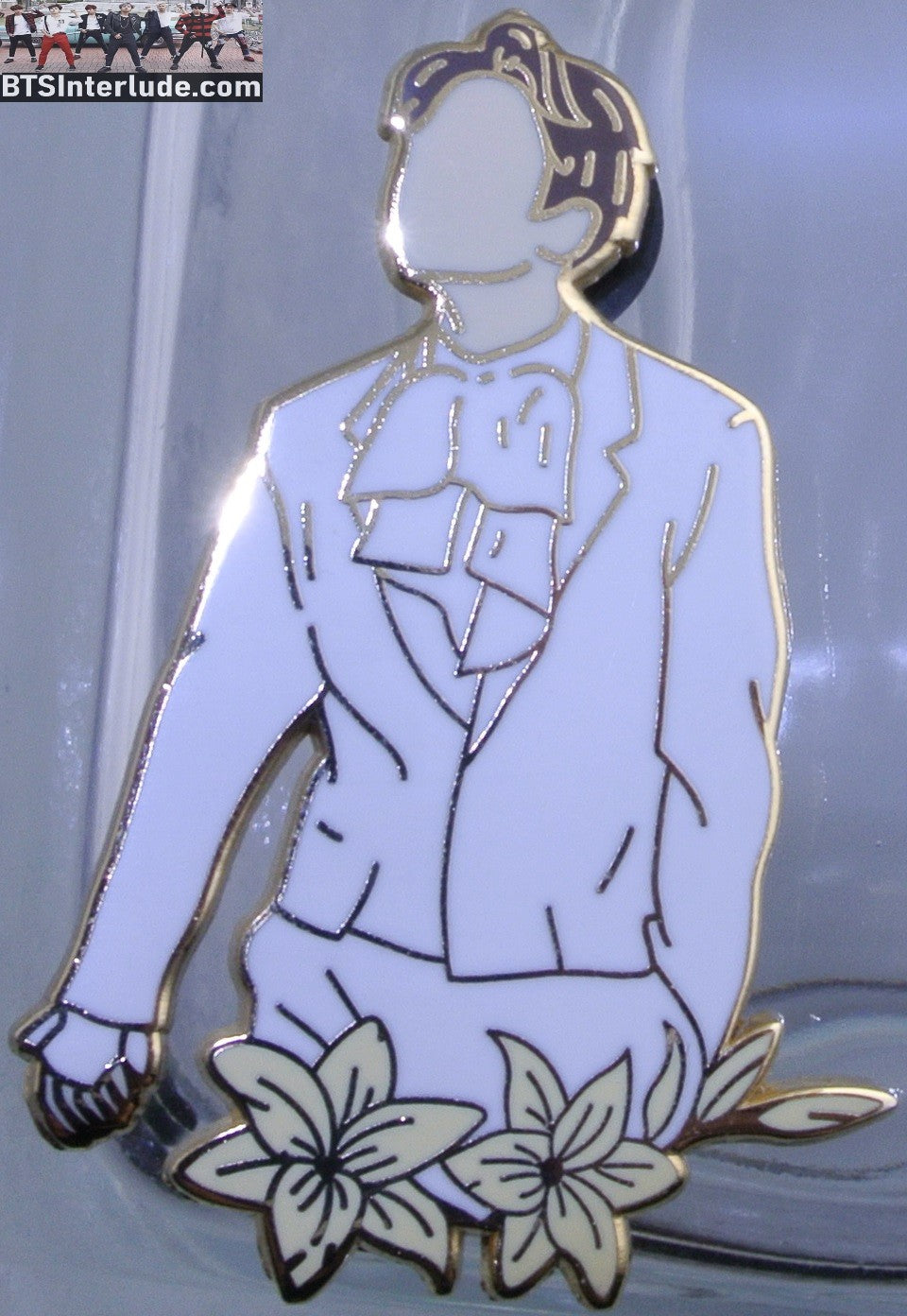 BTS PIN ENAMEL GOLD JEON JUNGKOOK 전정국 2018 MMAS PERFORMANCE AIRPLANE PT 2 WHITE SUIT BADGE BUTTON