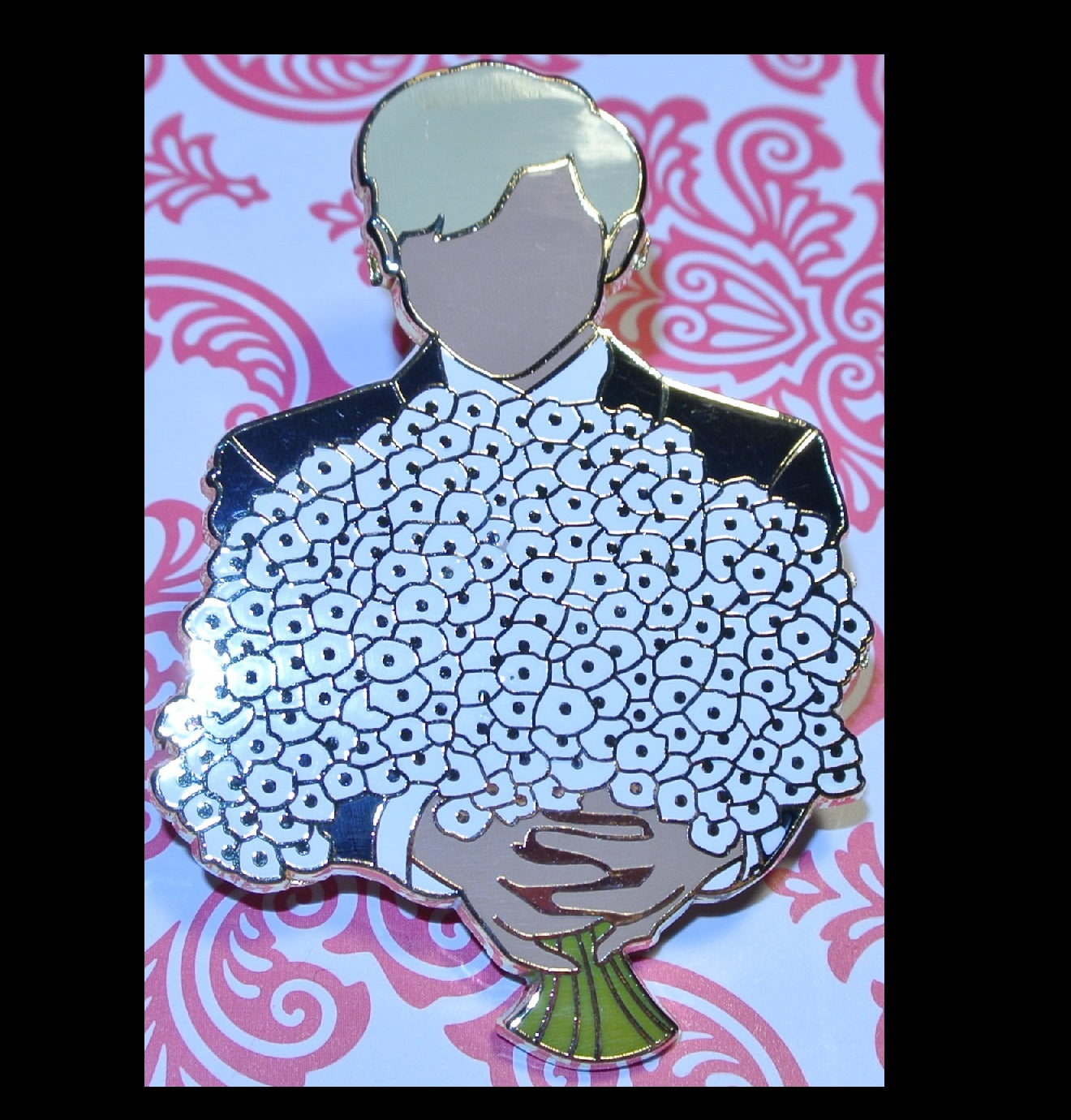 BTS PIN ENAMEL GOLD RM KIM NAMJOON 김남준 BLOND HAIR WHITE FLOWERS BOUQUET A MONSTUR PLAZA BADGE BUTTON
