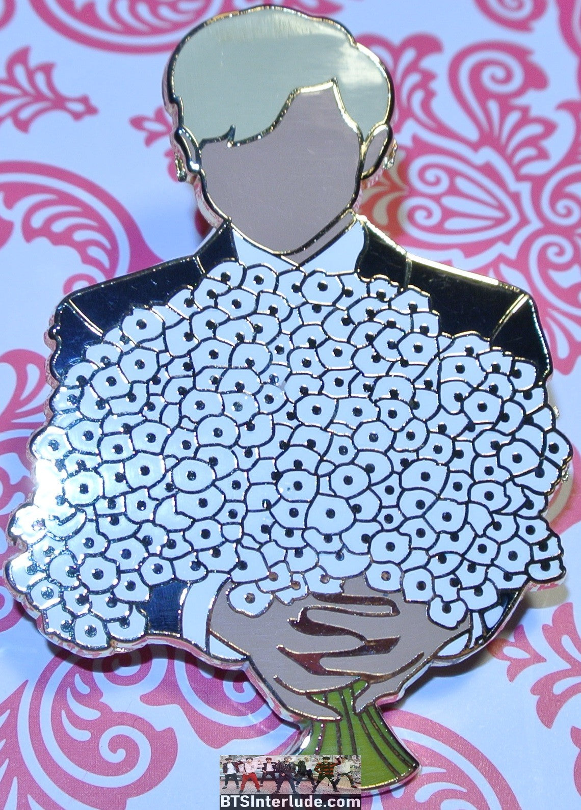 BTS PIN ENAMEL GOLD RM KIM NAMJOON 김남준 BLOND HAIR WHITE FLOWERS BOUQUET A MONSTUR PLAZA BADGE BUTTON