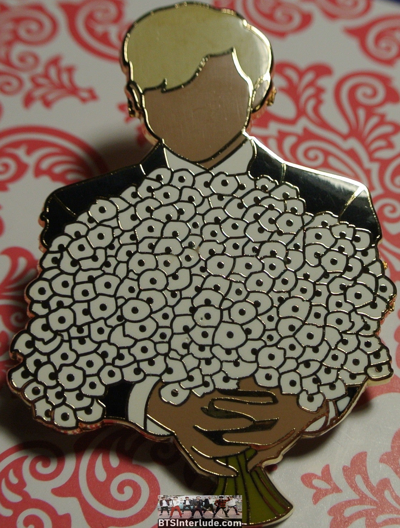 BTS PIN ENAMEL GOLD RM KIM NAMJOON 김남준 BLOND HAIR WHITE FLOWERS BOUQUET A MONSTUR PLAZA BADGE BUTTON