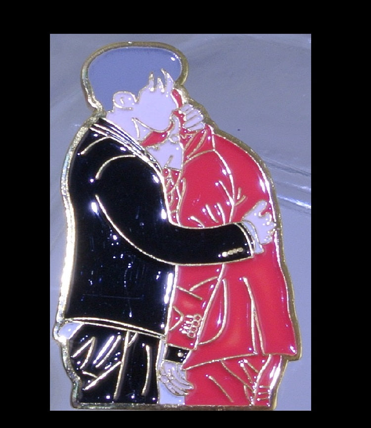 BTS PIN ENAMEL GOLD SUB-UNIT JEON JUNGKOOK HOLDING CRYING V KIM TAEHYUNG 2018 MAMAS BADGE BUTTON