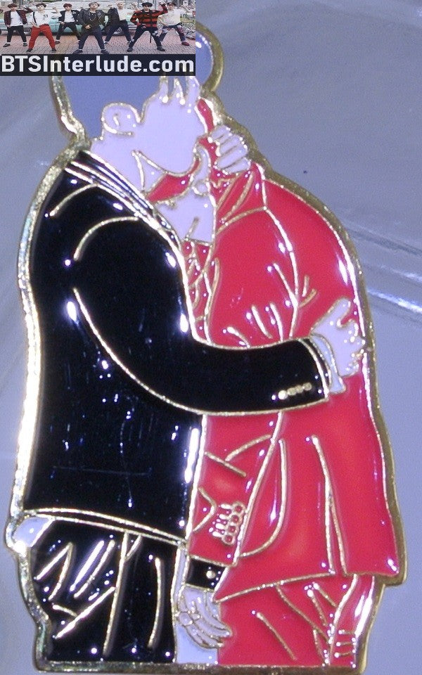 BTS PIN ENAMEL GOLD SUB-UNIT JEON JUNGKOOK HOLDING CRYING V KIM TAEHYUNG 2018 MAMAS BADGE BUTTON