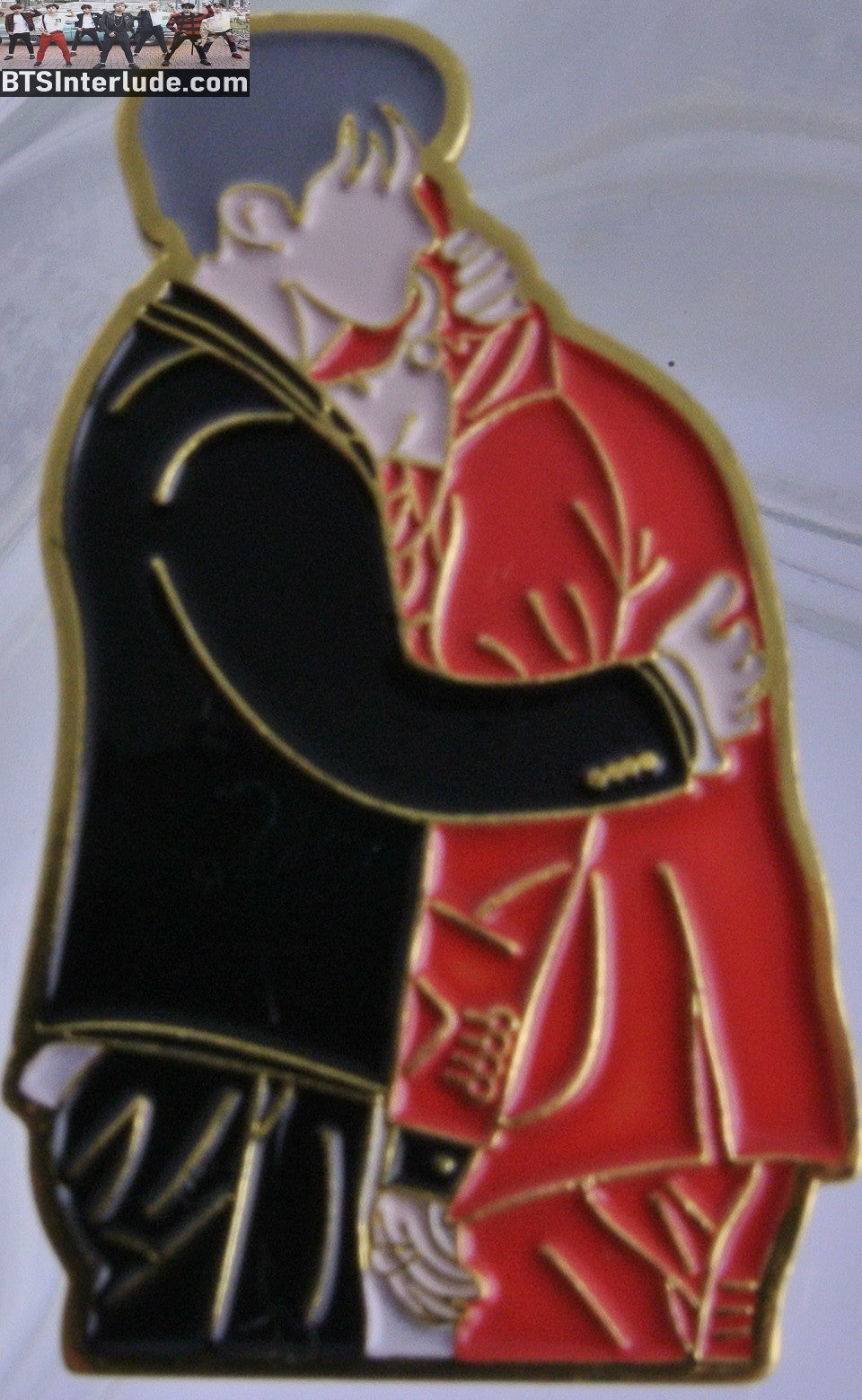BTS PIN ENAMEL GOLD SUB-UNIT JEON JUNGKOOK HOLDING CRYING V KIM TAEHYUNG 2018 MAMAS BADGE BUTTON