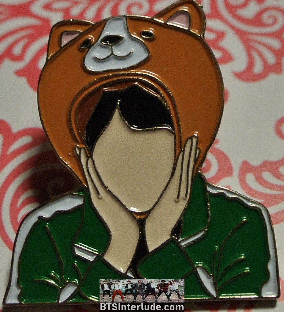 BTS PIN ENAMEL GOLD SUGA MIN YOONGI 민윤기 BROWN CAT HAT HANDS ON CHEEKS GREEN JACKET BADGE BUTTON