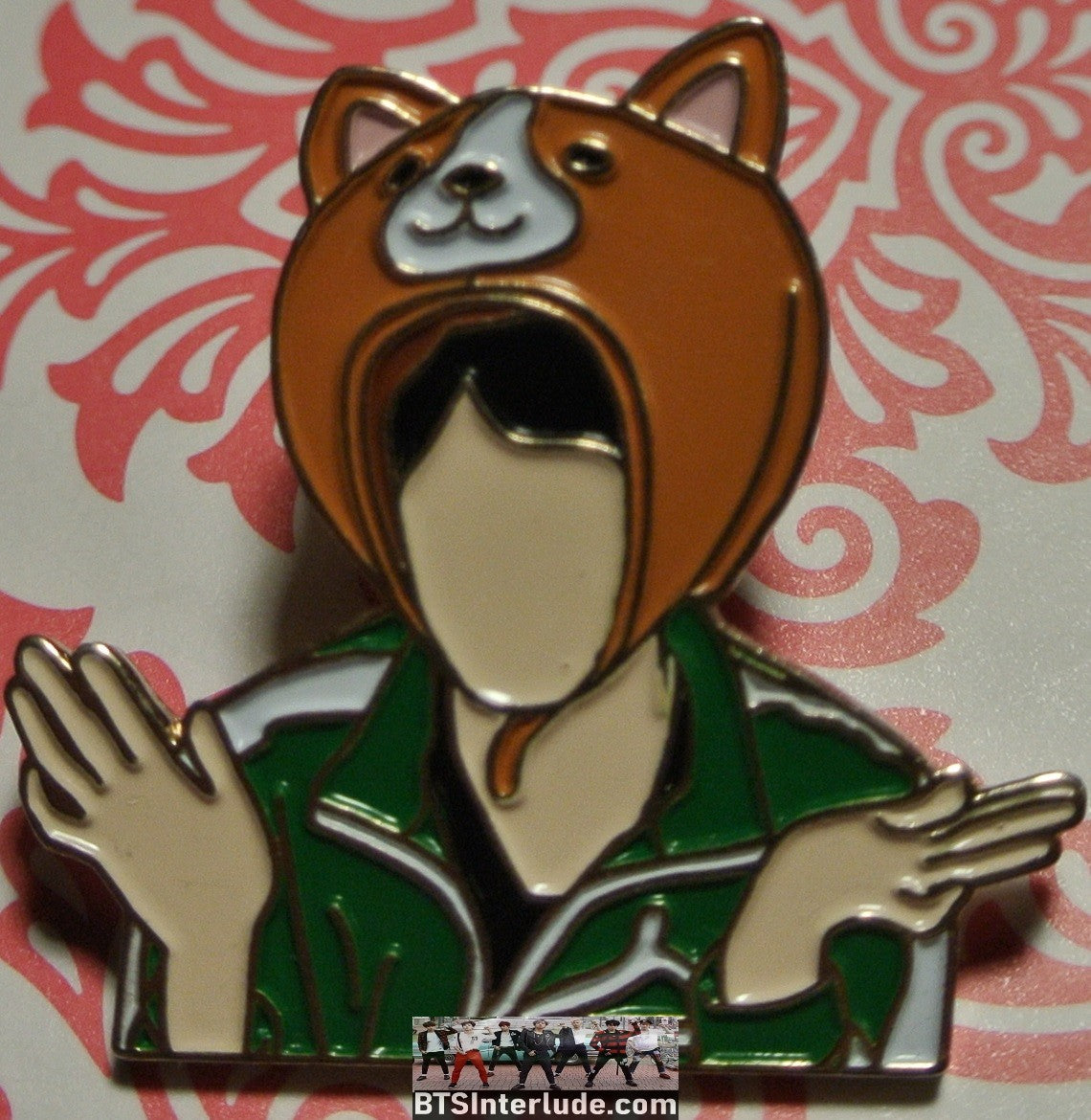 BTS PIN ENAMEL GOLD SUGA MIN YOONGI 민윤기 BROWN CAT HAT HANDS SPLAYED GREEN JACKET BADGE BUTTON