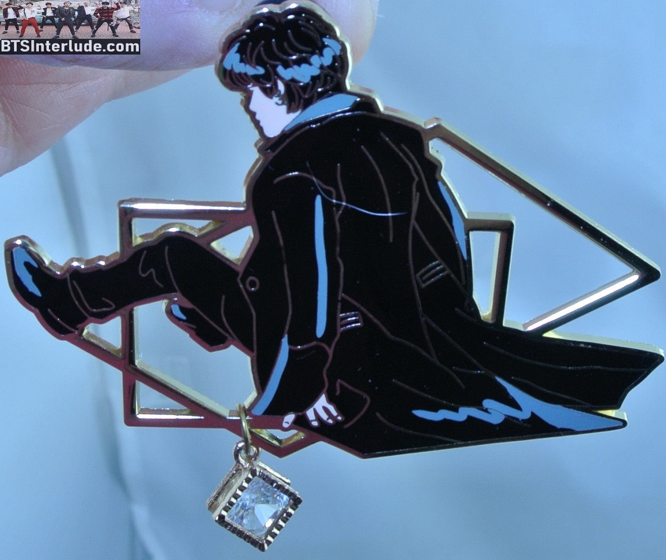 BTS PIN ENAMEL GOLD V KIM TAEHYUNG 김태형 ESQUIRE PHOTO SHOOT DIAMOND DROP BLACK JACKET KOE PINS BADGE BUTTON