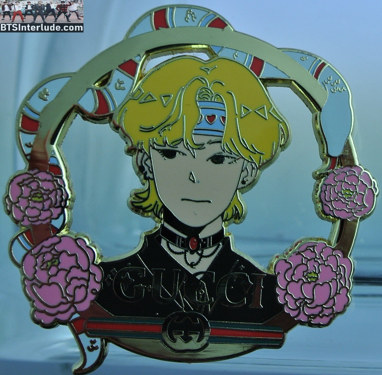 BTS PIN ENAMEL GOLD V KIM TAEHYUNG 김태형 BLOND HAIR GUCCI BOY FLOWERS BADGE BUTTON