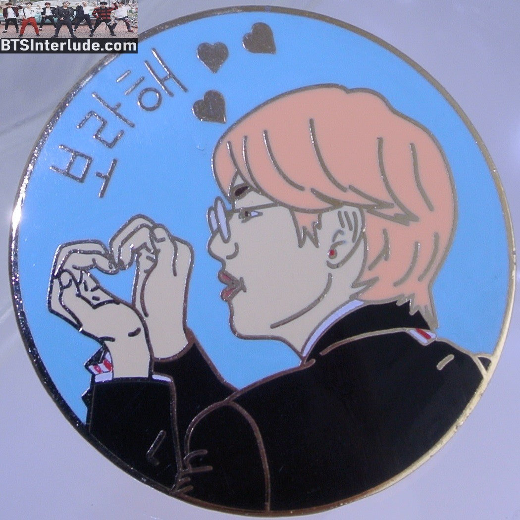BTS PIN ENAMEL GOLD V KIM TAEHYUNG 김태형 PINK HAIR HAND HEART BADGE BUTTON
