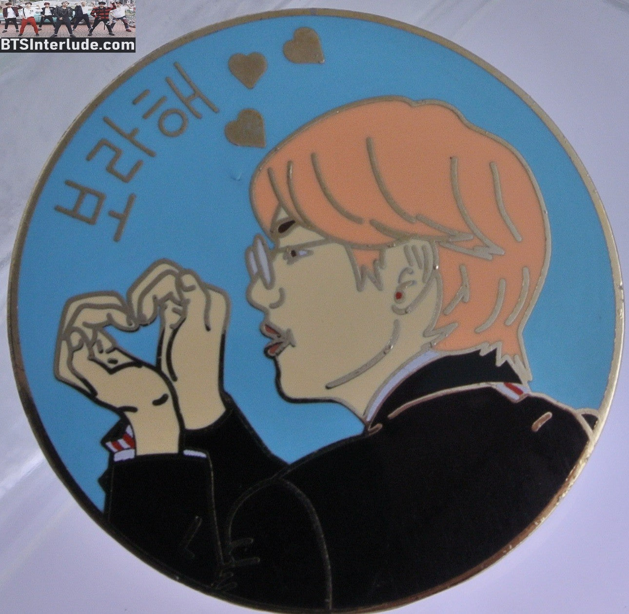 BTS PIN ENAMEL GOLD V KIM TAEHYUNG 김태형 PINK HAIR HAND HEART BADGE BUTTON