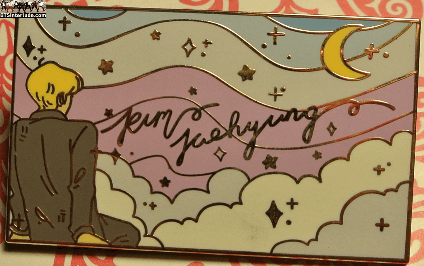 BTS PIN ENAMEL GOLD V KIM TAEHYUNG 김태형 WINGS GUCCI SUIT PASTEL WAVES NAME BADGE BUTTON