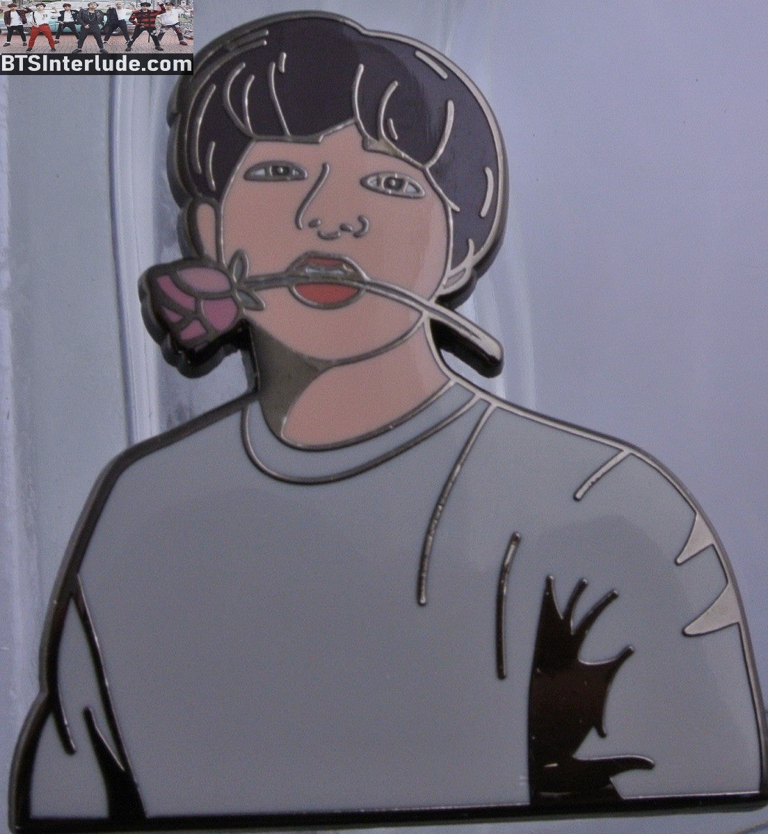 BTS PIN ENAMEL GUNMETAL V KIM TAEHYUNG 김태형 GREY SWEATER ROSE IN MOUTH BUBBLE TAE WITH SUGA PINS BADGE BUTTON