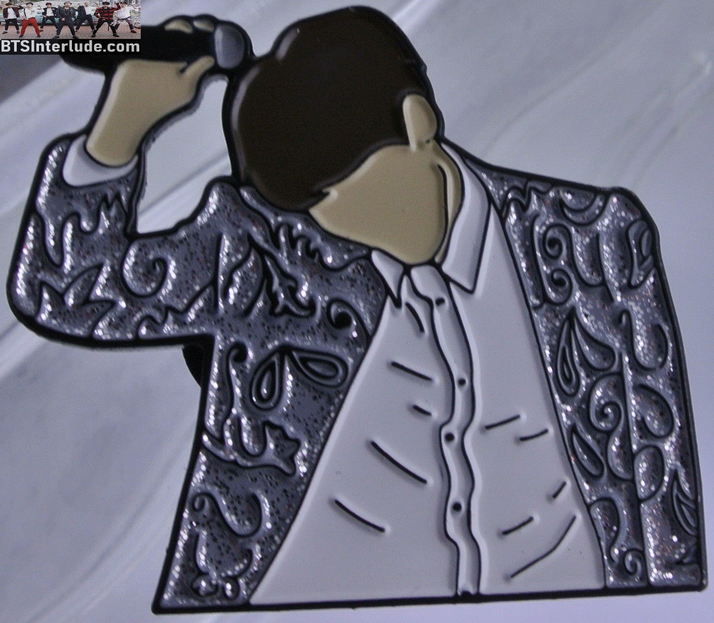 BTS PIN ENAMEL GUNMETAL V KIM TAEHYUNG 김태형 2016 MNET SILVER GLITTER JACKET BADGE BUTTON