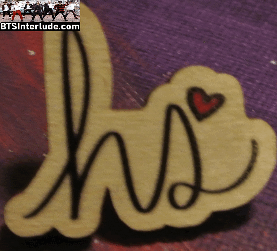 BTS PIN WOOD J-HOPE JUNG HOSEOK HOBI 정호석 INITIALS HS RED HEART BADGE BUTTON