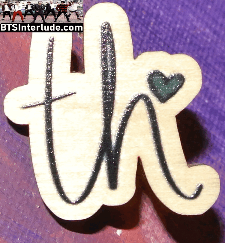 BTS PIN WOOD V KIM TAEHYUNG 김태형 INITIALS TH BLACK HEART BADGE BUTTON