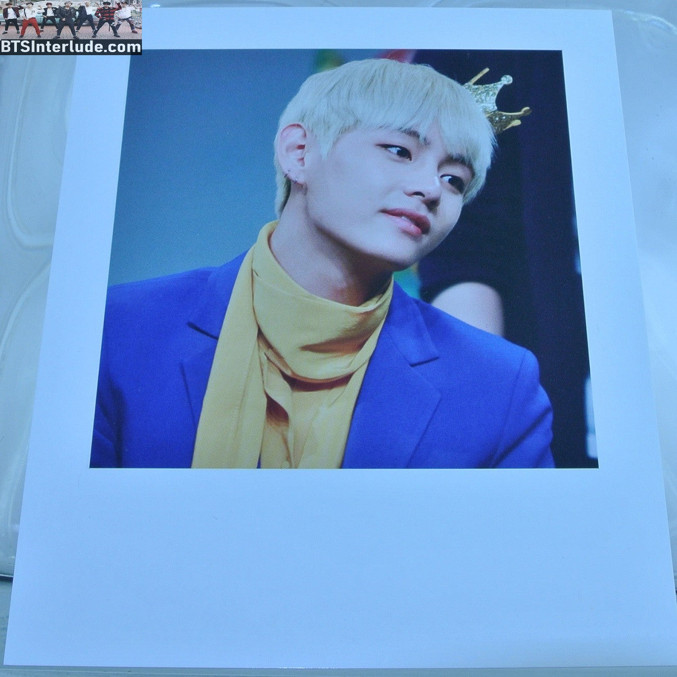 BTS POLAROID FANSITE V KIM TAEHYUNG 김태형 BLOND HAIR BLUE JACKET YELLOW TURTLENECK FANSIGN REVORN FANSITE