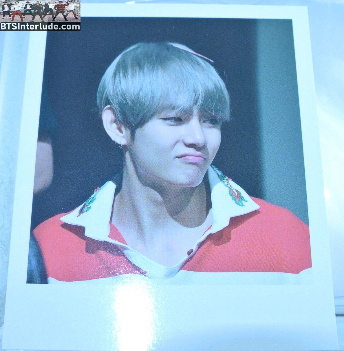 BTS POLAROID FANSITE V KIM TAEHYUNG 김태형 BLOND HAIR DNA ERA NOSE WRINKLE RED WHITE BLUE SHIRT FANSIGN VIA FANSITE ONCE IN A VLUE MOON