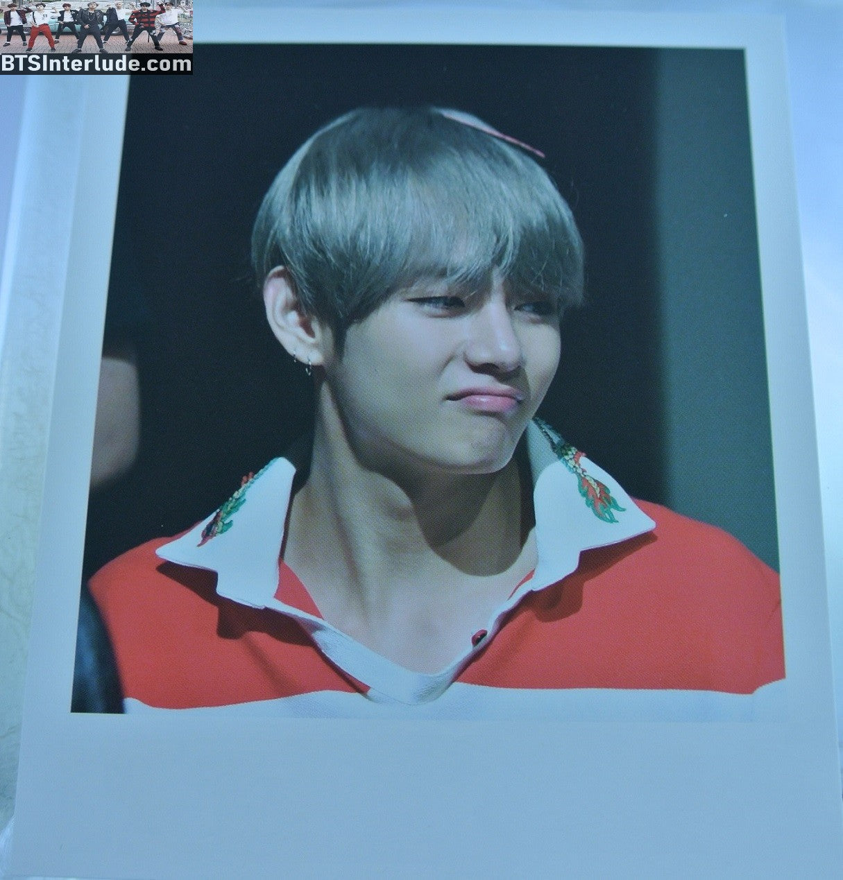 BTS POLAROID FANSITE V KIM TAEHYUNG 김태형 BLOND HAIR DNA ERA NOSE WRINKLE RED WHITE BLUE SHIRT FANSIGN VIA FANSITE ONCE IN A VLUE MOON