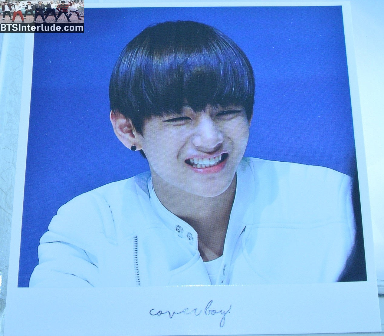 BTS POLAROID FANSITE V KIM TAEHYUNG 김태형 LAUGH WHITE SHIRT FANSIGN VTAC FANSITE COVERBOY