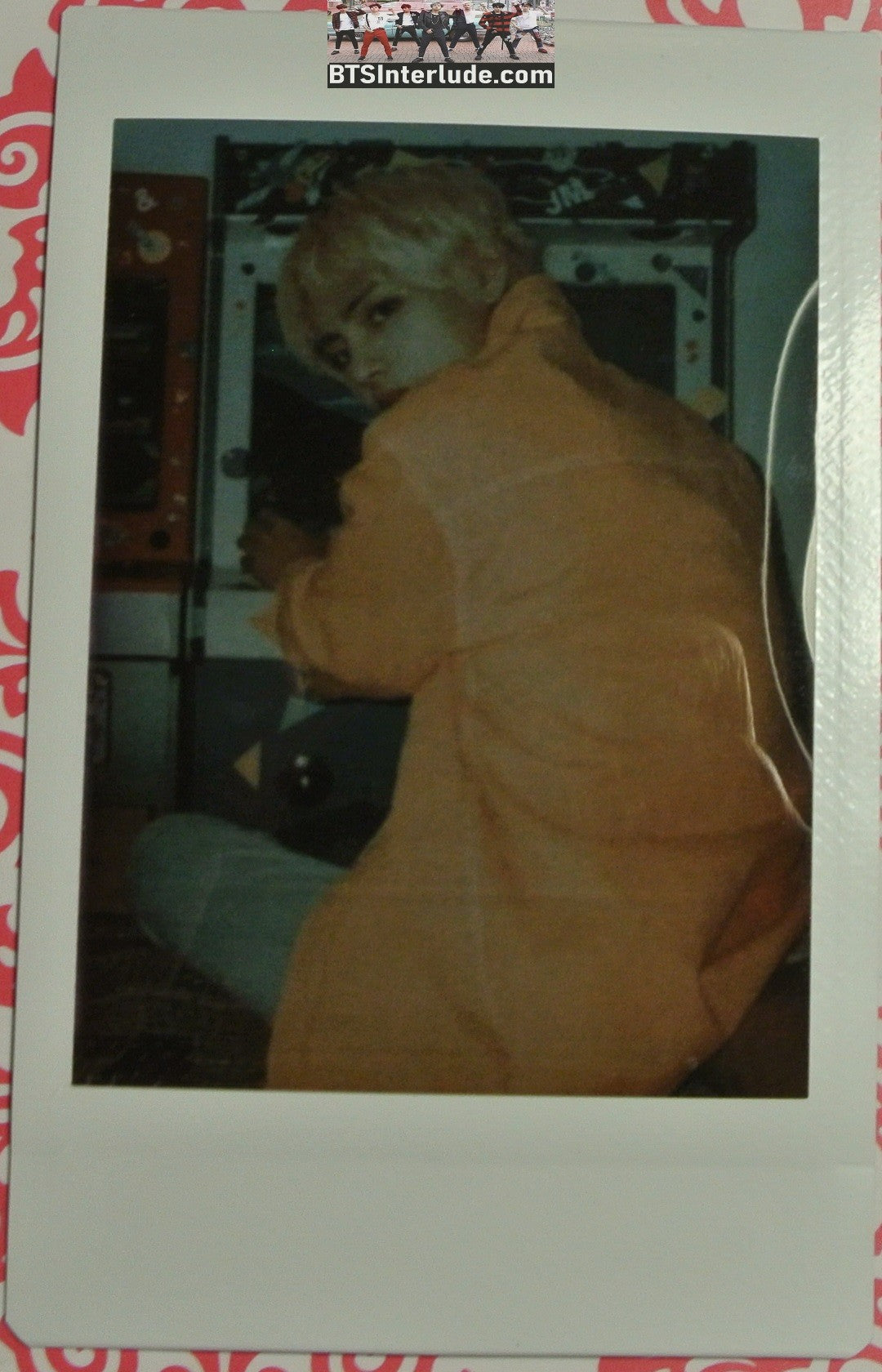 BTS POLAROID FANSITE V KIM TAEHYUNG 김태형BLONG HAIR YELLOW SHIRT BACK