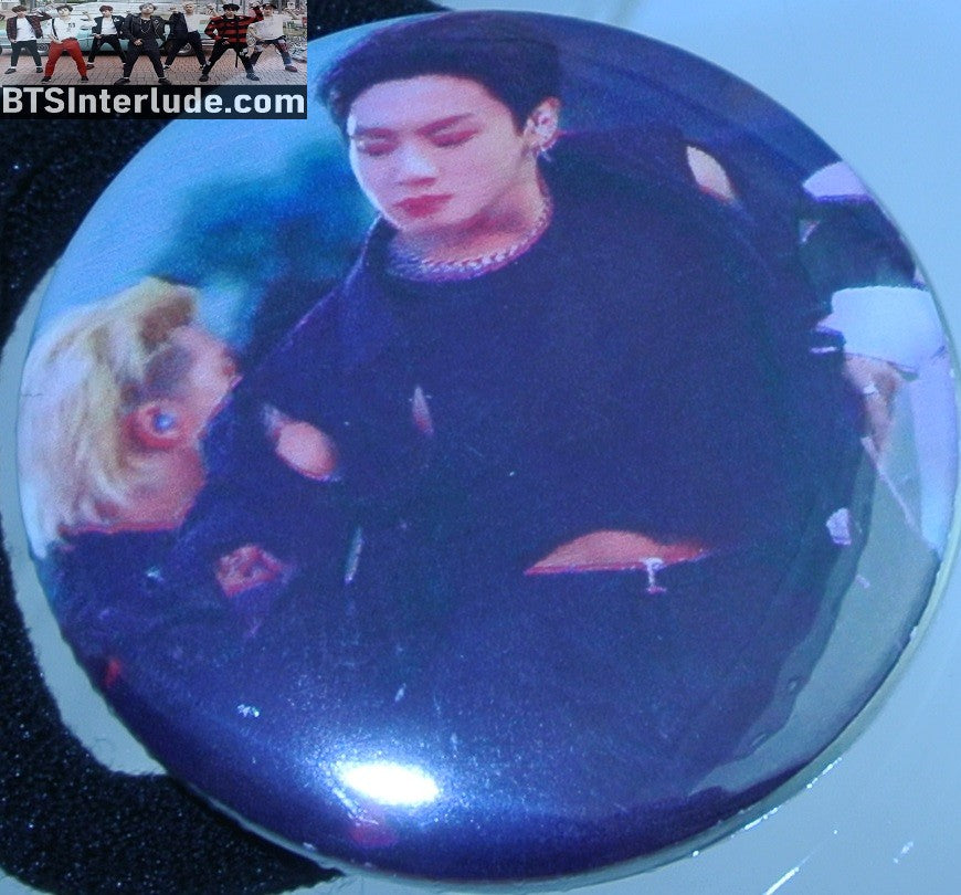 BTS PONYTAIL HOLDER BUTTON JEON JUNGKOOK 전정국 HOLEY SHIRT TATTOOS TUMMY PEEK SOWOOZOO SEAMLESS HAIR TIE