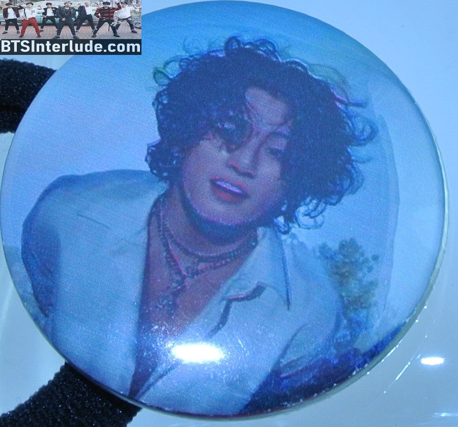 BTS PONYTAIL HOLDER BUTTON JEON JUNGKOOK 전정국 WHITE SHIRT LEANING FORWARD SEAMLESS HAIR TIE