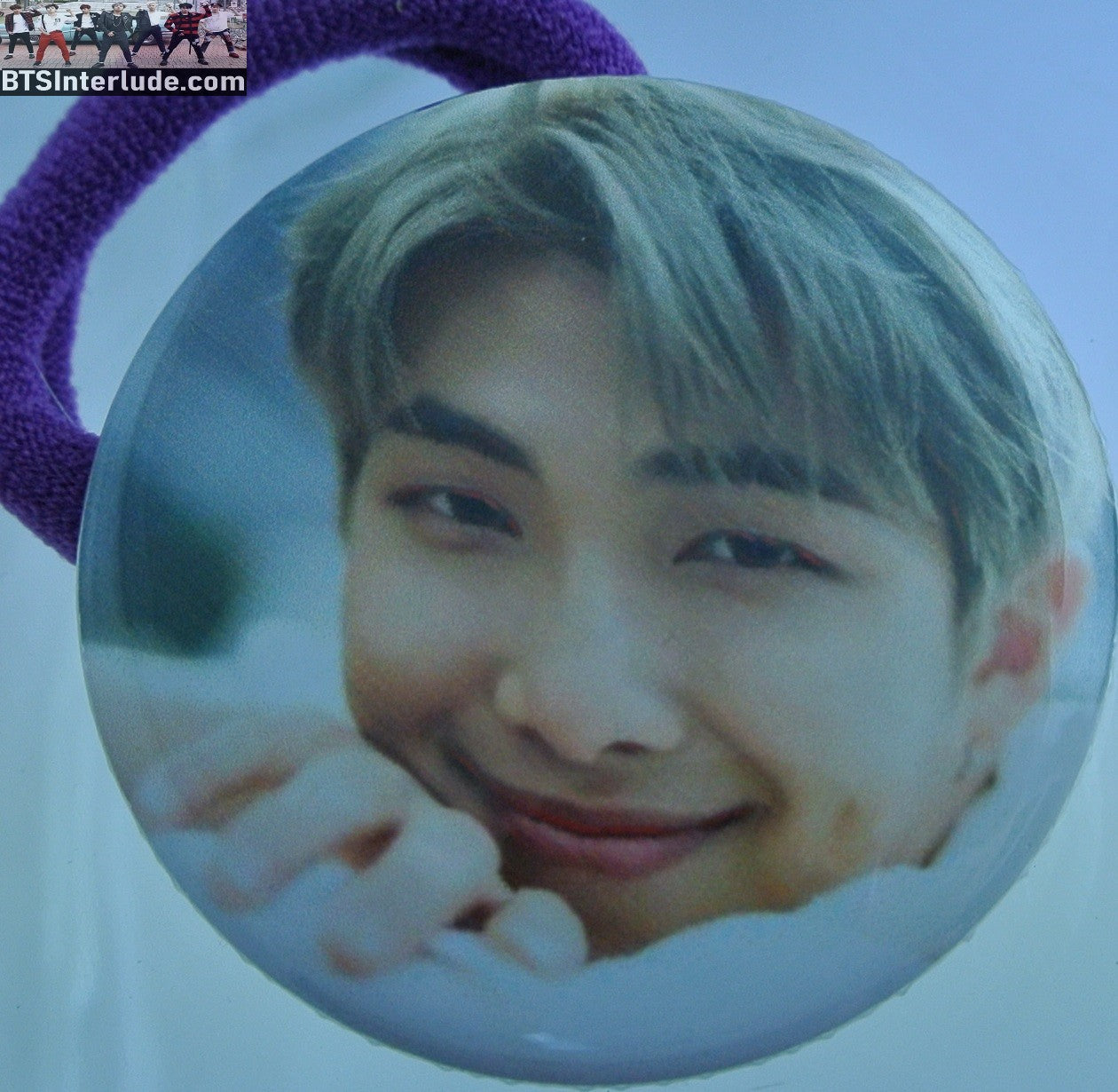 BTS PONYTAIL HOLDER BUTTON RM KIM NAMJOON 김남준 SMILE ARMS CROSSED CLOSEUP SEAMLESS HAIR TIE