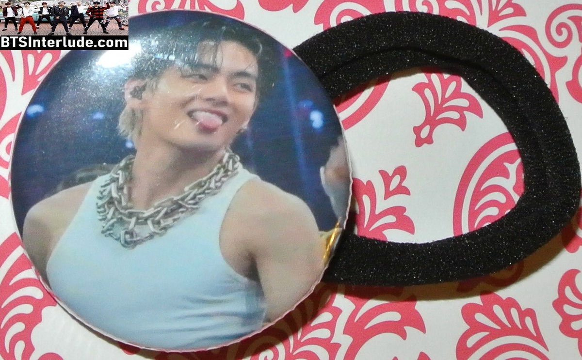 BTS PONYTAIL HOLDER BUTTON V KIM TAEHYUNG 김태형 ARIRANG WHITE TANK TONGUE SEAMLESS HAIR TIE
