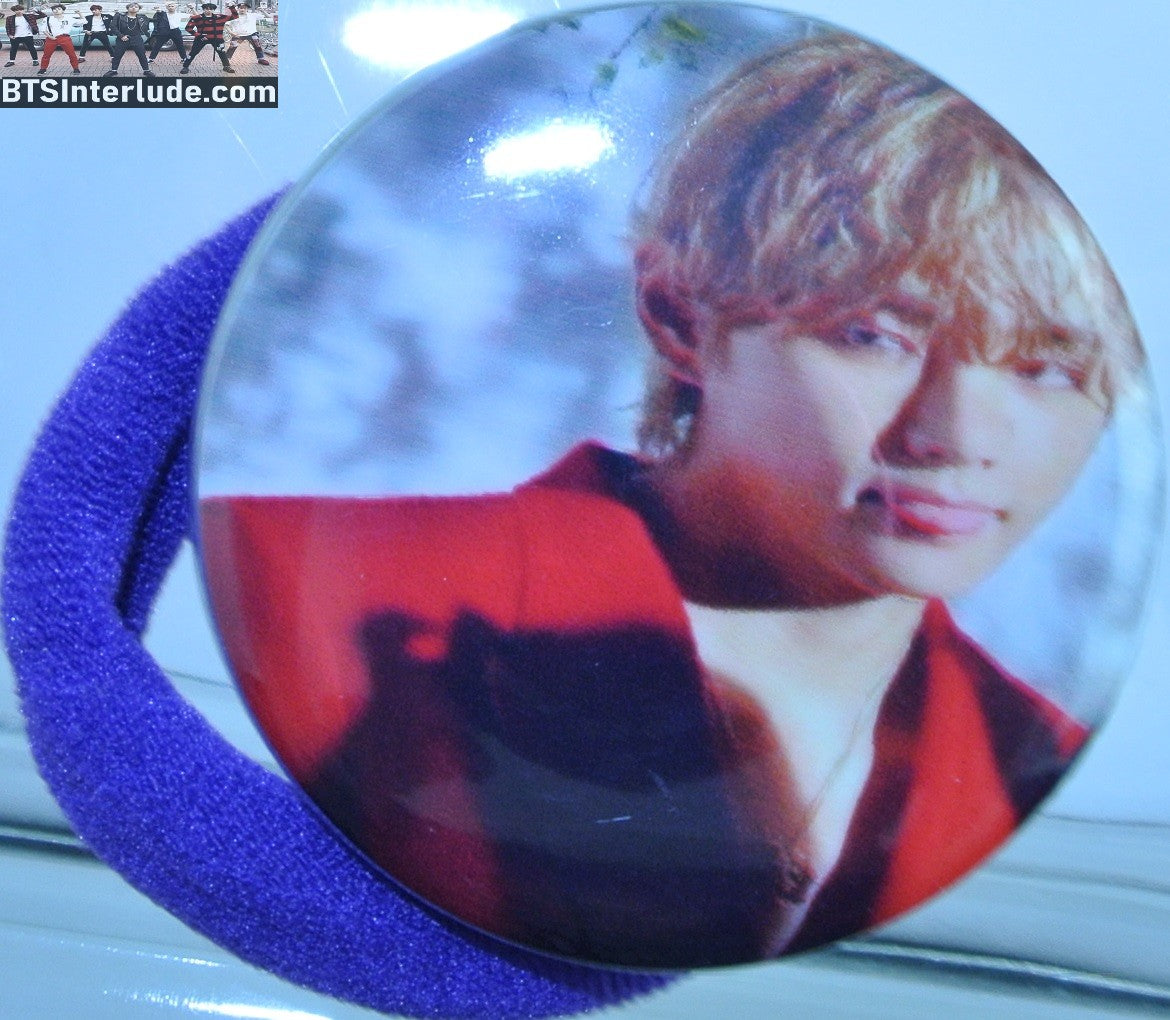 BTS PONYTAIL HOLDER BUTTON V KIM TAEHYUNG 김태형 BLOND HAIR RED JACKET TONGUE OUT CARTIER SEAMLESS HAIR TIE
