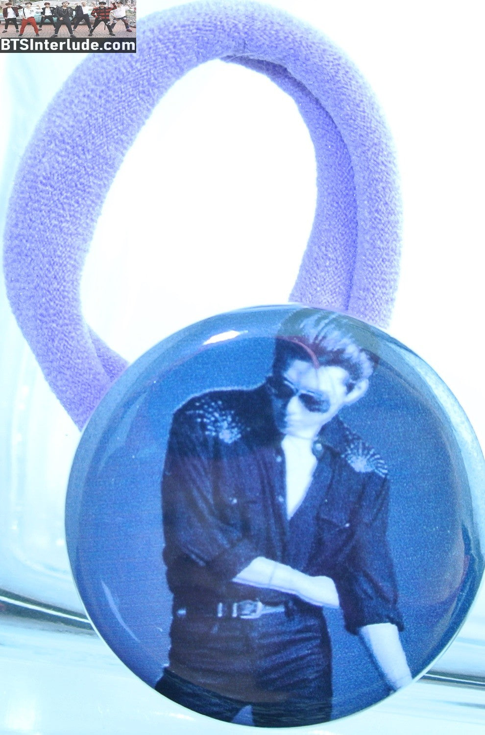 BTS PONYTAIL HOLDER BUTTON V KIM TAEHYUNG 김태형 BLACK WHITE CELINE AD SEAMLESS HAIR TIE