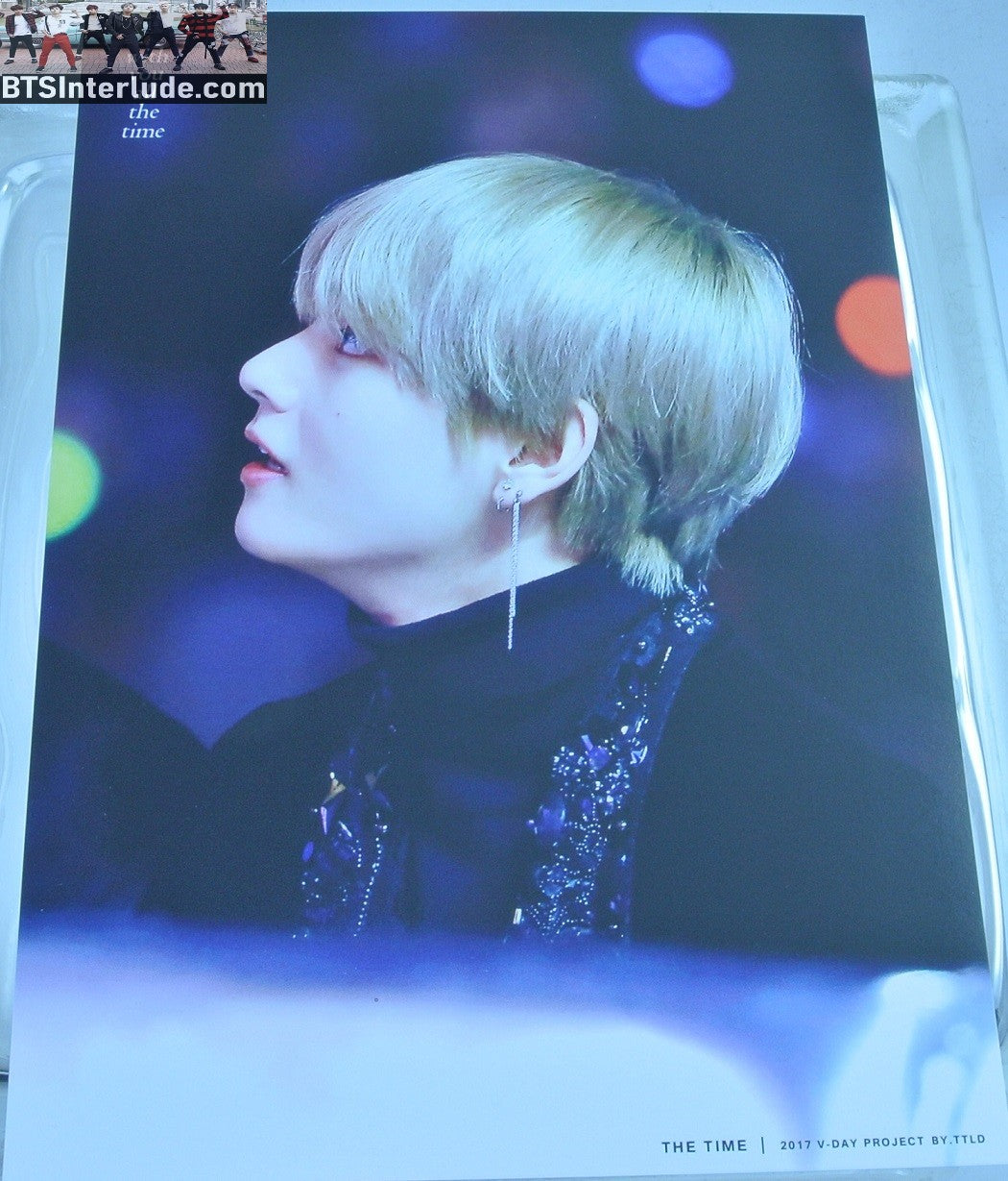 BTS POSTCARD FANSITE V KIM TAEHYUNG 김태형 PROFILE BLOND HAIR BLACK SPARKLE TRIM JACKET BLACK TURTLENECK PROFILE TAE TAE LAND FANSITE THE TIME