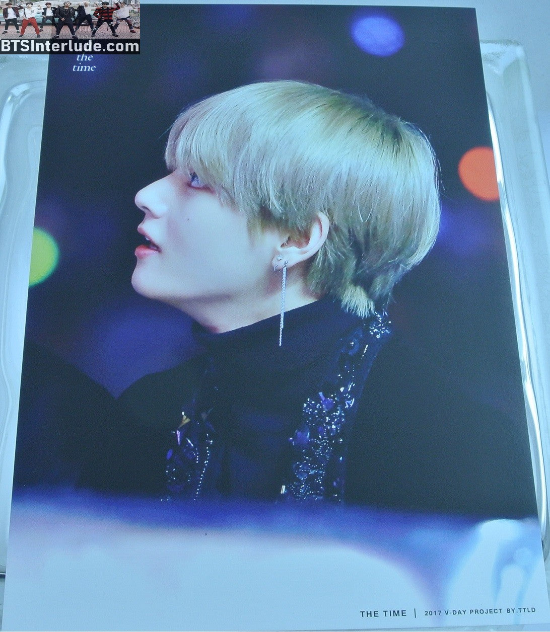 BTS POSTCARD FANSITE V KIM TAEHYUNG 김태형 PROFILE BLOND HAIR BLACK SPARKLE TRIM JACKET BLACK TURTLENECK PROFILE TAE TAE LAND FANSITE THE TIME