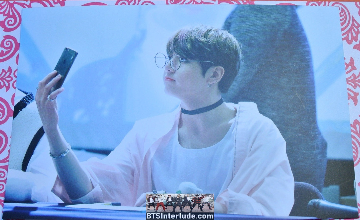 BTS POSTCARD FANSITE JEON JUNGKOOK 전정국 FANSIGN PINK SHIRT GLASSES CHECKING PHONE