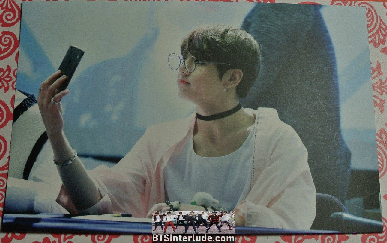 BTS POSTCARD FANSITE JEON JUNGKOOK 전정국 FANSIGN PINK SHIRT GLASSES CHECKING PHONE