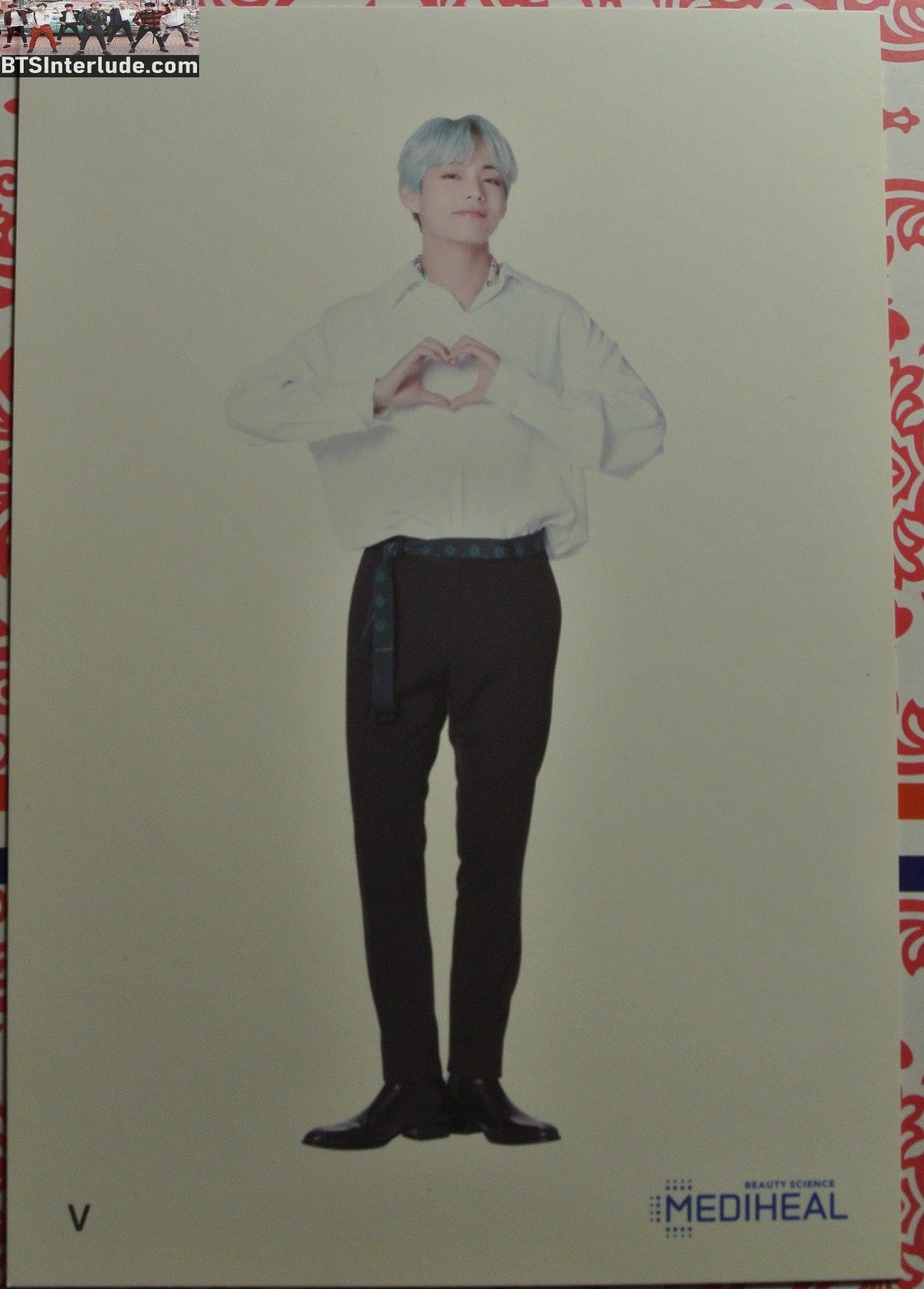 BTS POSTCARD OFFICIAL V KIM TAEHYUNG 김태형 MINT HAIR HAND HEART LOVE ME LOVE MEDIHEAL 4" X 6"